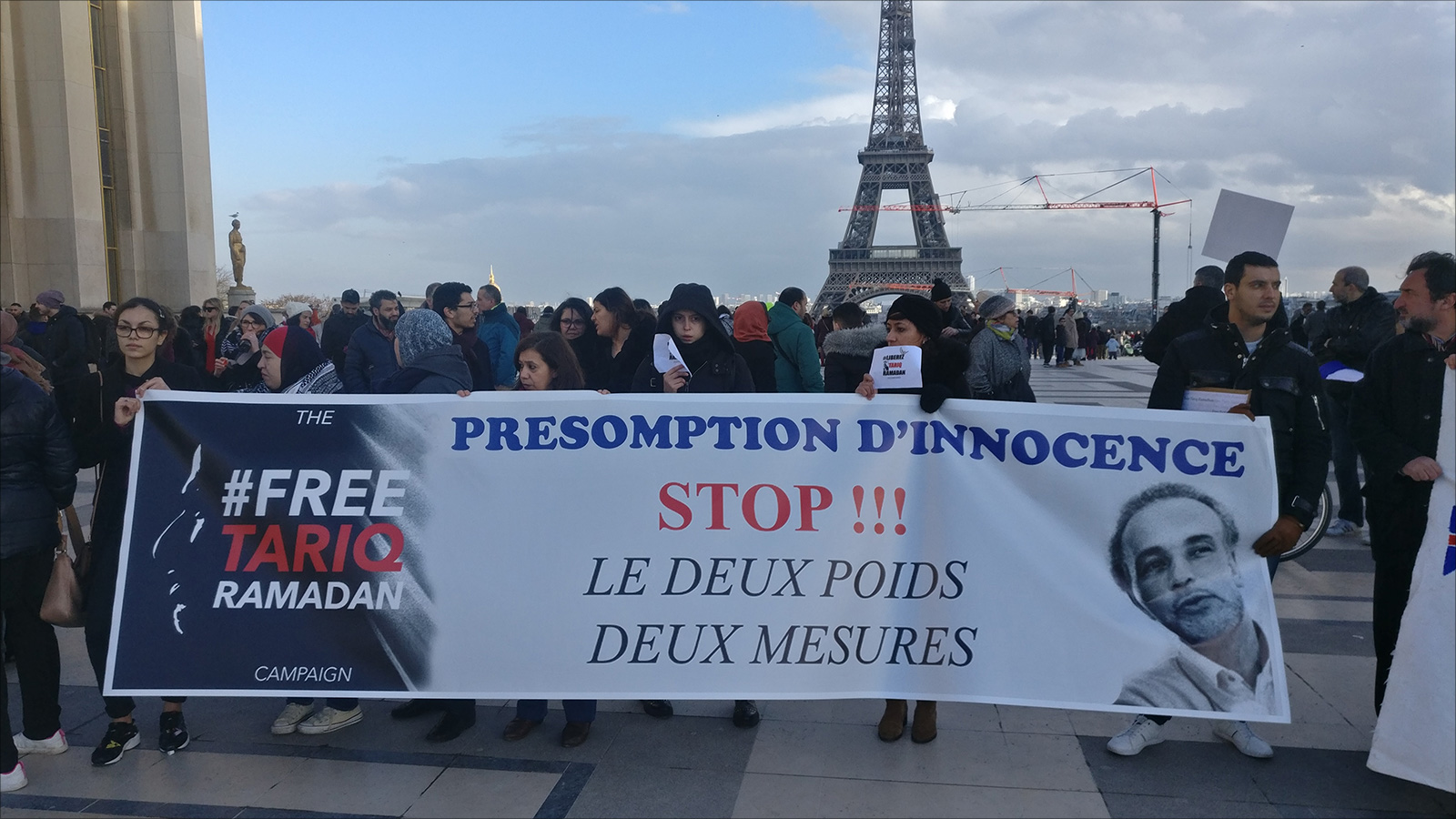 إحدى المظاهرات الشعبية في باريس التي كانت تطالب بالإفراج عن طارق رمضان (الجزيرة-أرشيف)