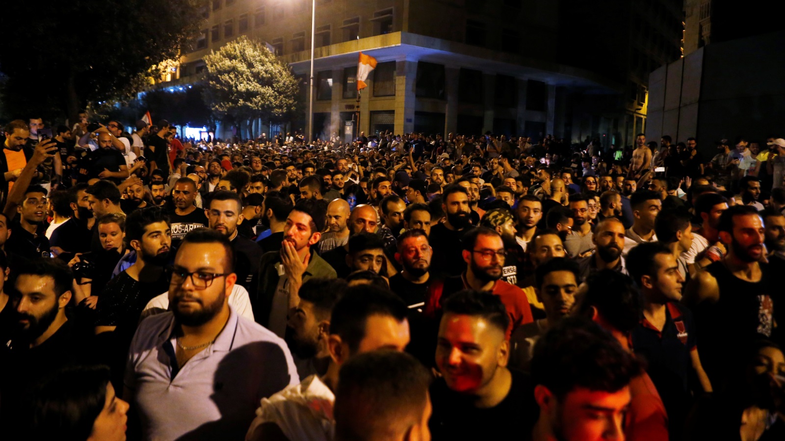 ‪آلاف اللبنانيين اعتصموا قرب مقر الحكومة محملين إياها المسؤولية عن تردي وضعهم المعيشي‬ (رويترز)
