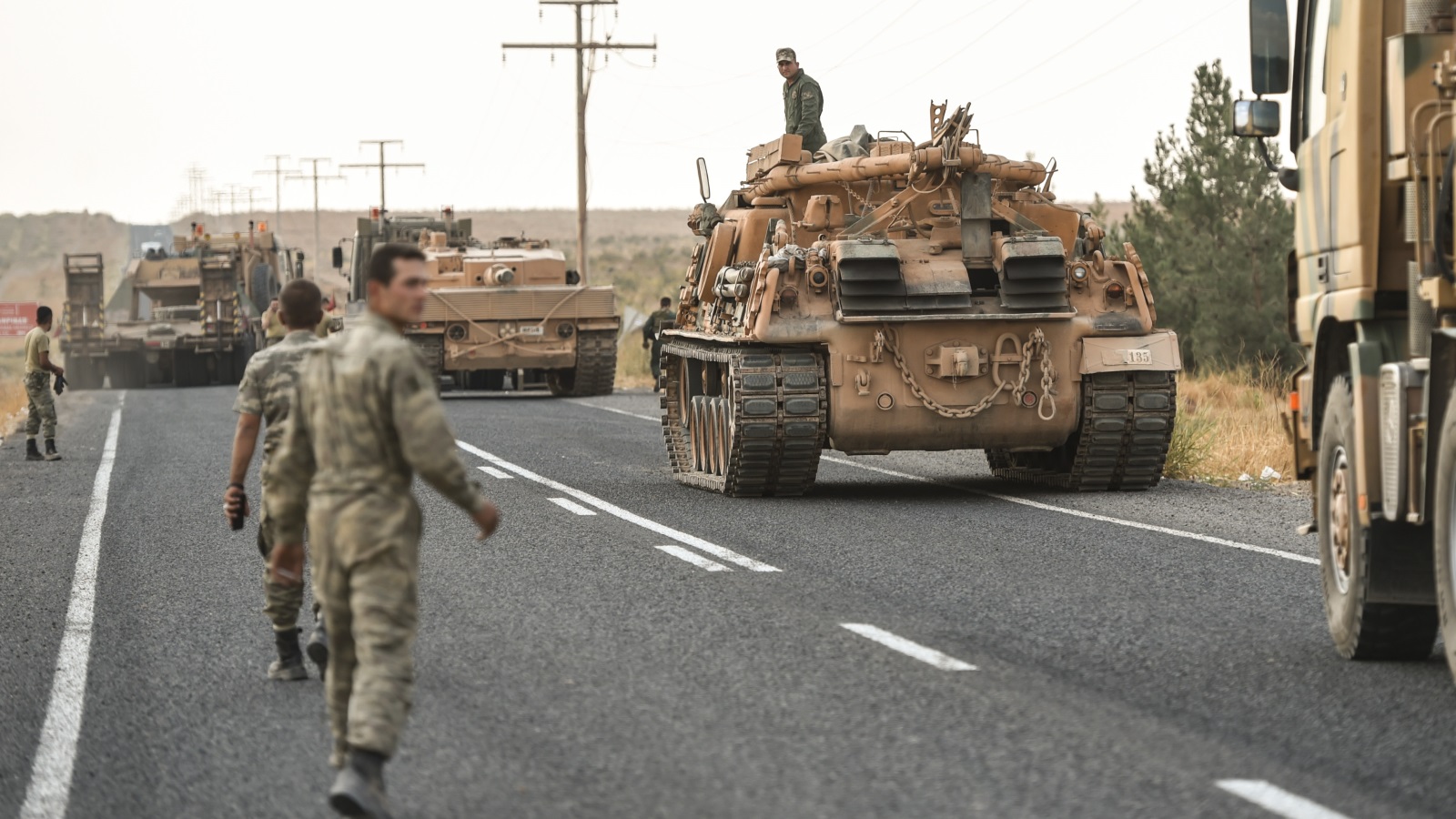 ‪رتل عسكري تركي في أحد الطرق المؤيدة للحدود مع سوريا‬ (غيتي)