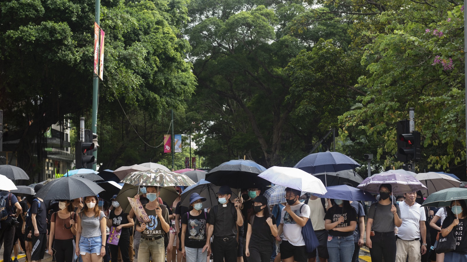 ‪المحتجون في هونغ كونغ رفعوا سقف مطالبهم وواصلوا التظاهر ضد بكين‬ (الأناضول)