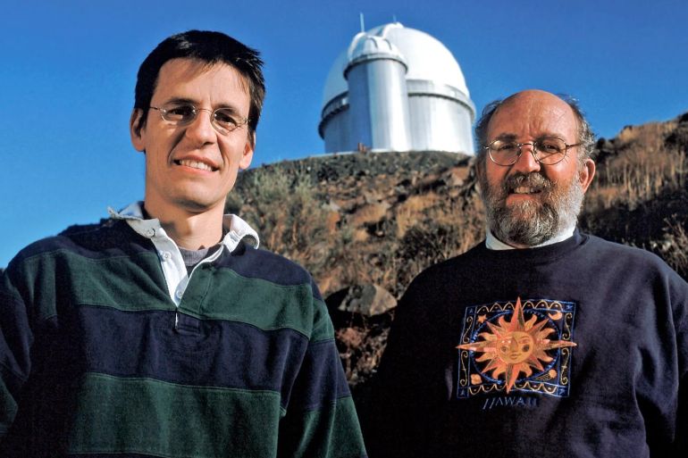 Said سعيد - ديديه كيلوز (يسار) وميشيل مايور (يمين) من بين الثلاثة الحائزين على نوبل في الفيزياء 2019 – ويكيبيديا – متاح الاستخدام - علماء نوبل: هناك حياة خارج الأرض، لكن هجرة البشر خيال