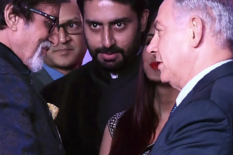 Bollywood actor Amitabh Bachchan (L) speaks with Israeli Prime Minister Benjamin Netanyahu at the Shalom Bollywood event in Mumbai on 18 January