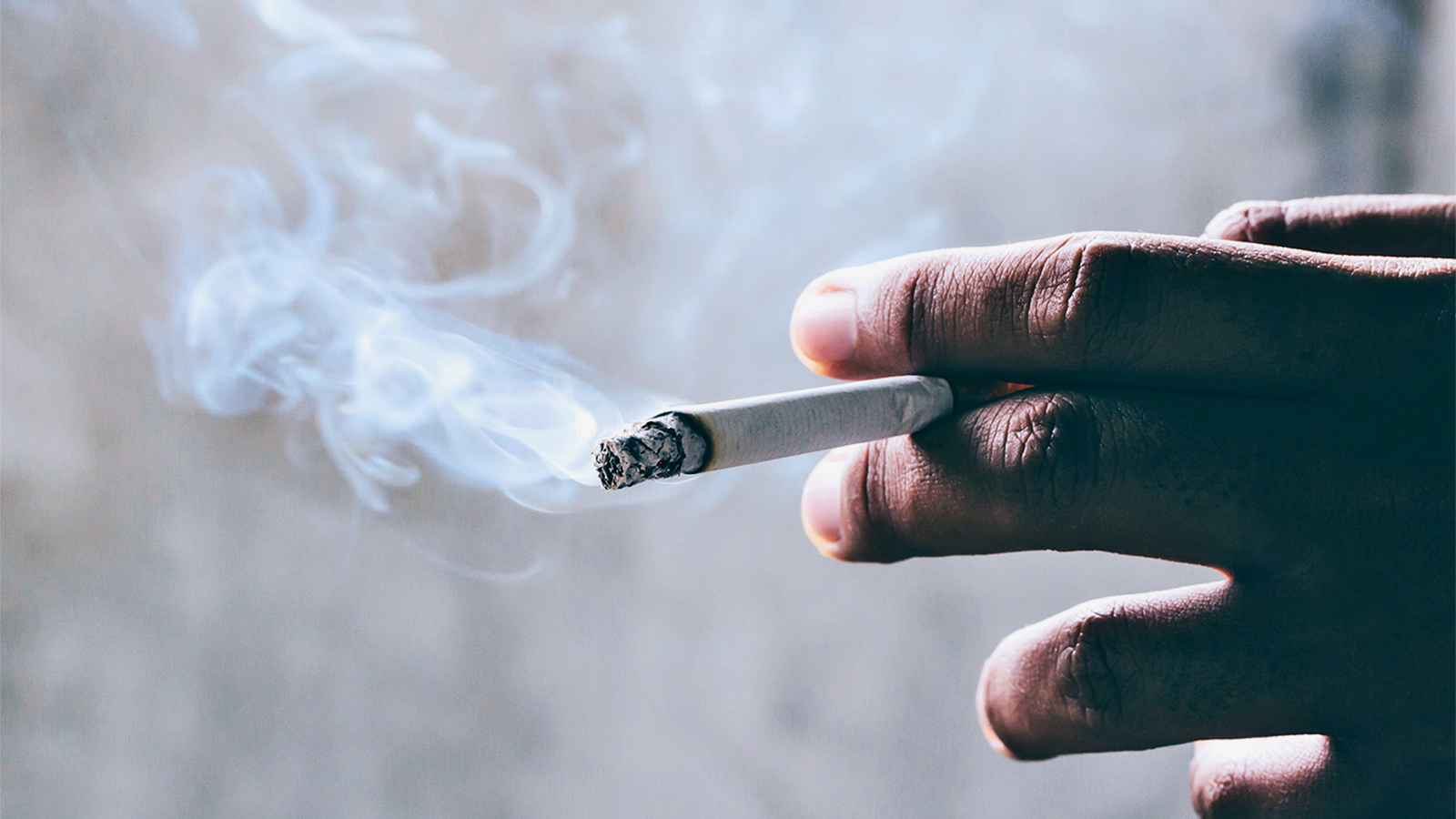 ‪رفع أسعار التبغ بفرض الضرائب عليه هو الخيار الأكثر فعالية للحد من التدخين‬ (غيتي)