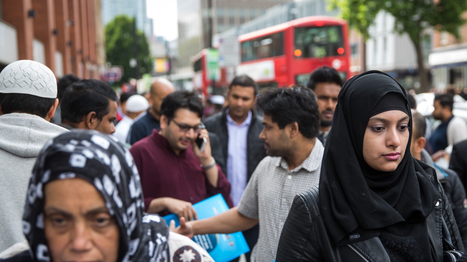 ‪مسلمون يغادرون أحد مساجد لندن بعد صلاة الجمعة‬  (غيتي)