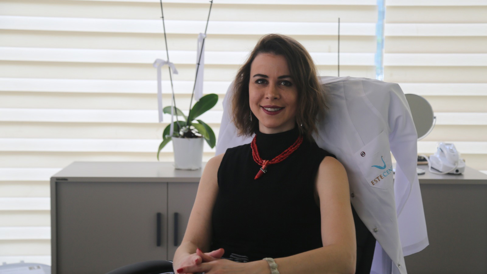 ‪طبيبة التجميل التركية بيلغين إرين أوغلو تشرح أهمية حقن الكولاجين للبشرة‬  (الجزيرة)