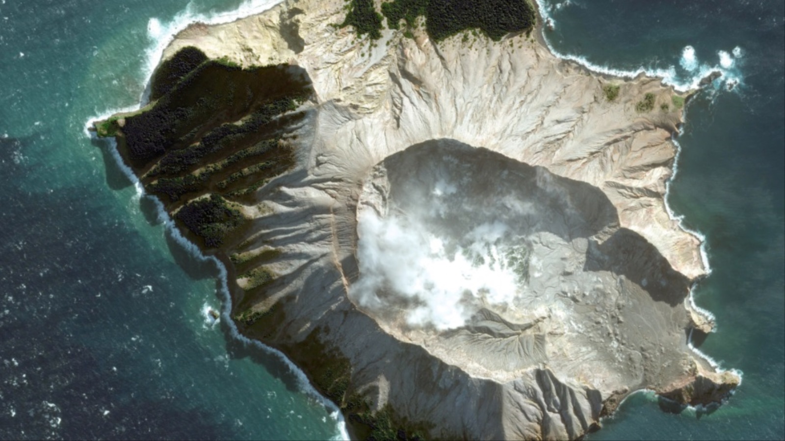 ‪صورة مأخوذة بالقمر الصناعي لبركان 