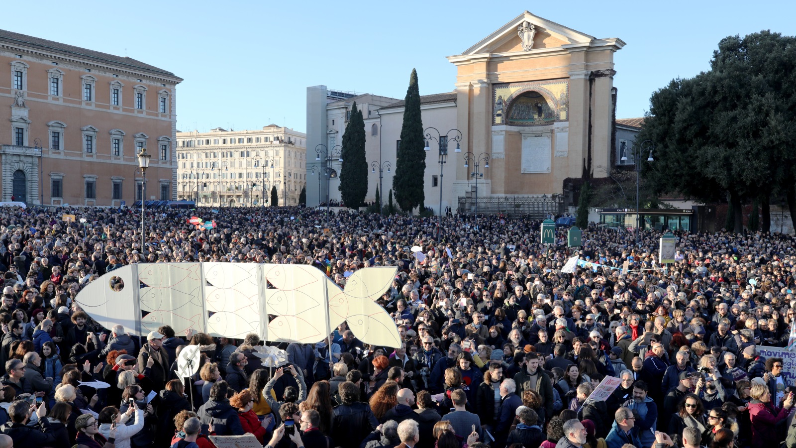 المتظاهرون احتشدوا في ساحة سان جيوفاني في روما 
