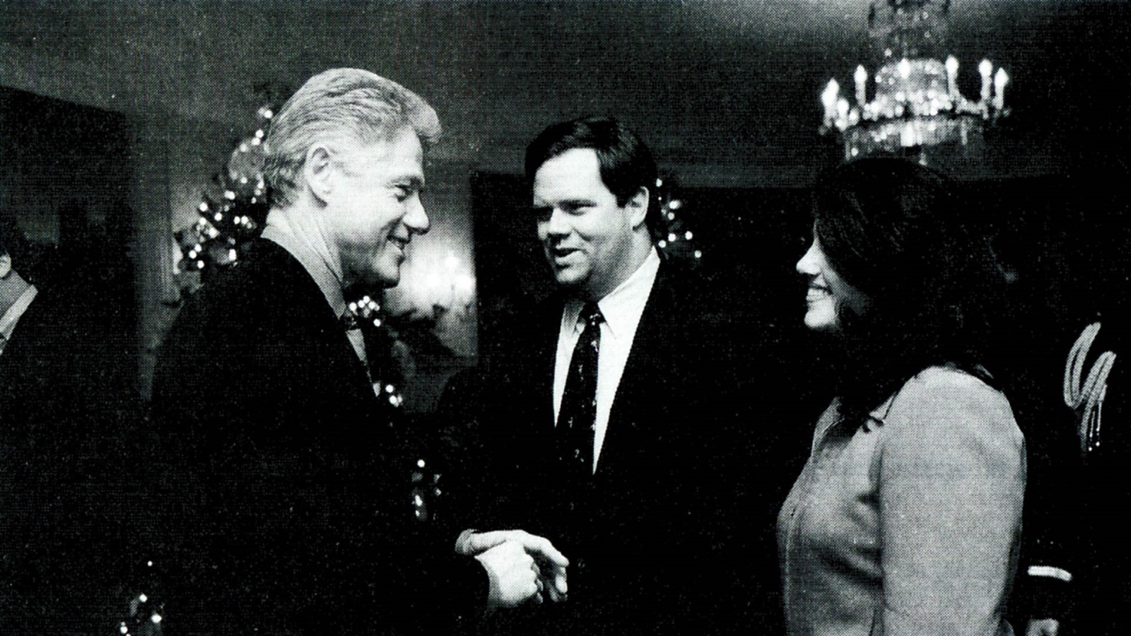 صورة أرشيفية تظهر مونيكا لوينسكي خلال لقاء مع بيل كلينتون في البيت الأبيض عام 1996 (غيتي)