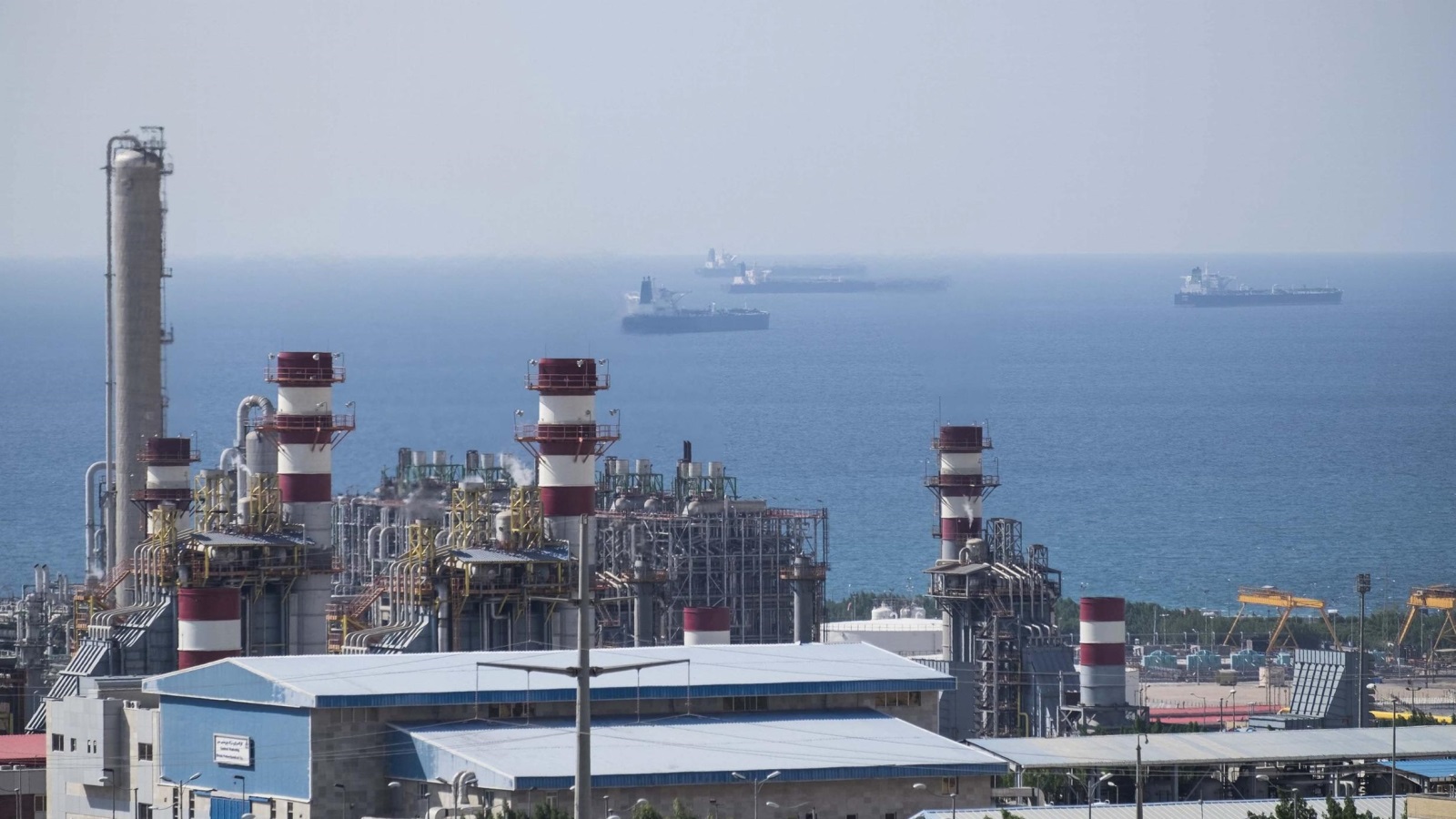 ‪ميناء نفطي إيراني على الخليج‬ (رويترز)