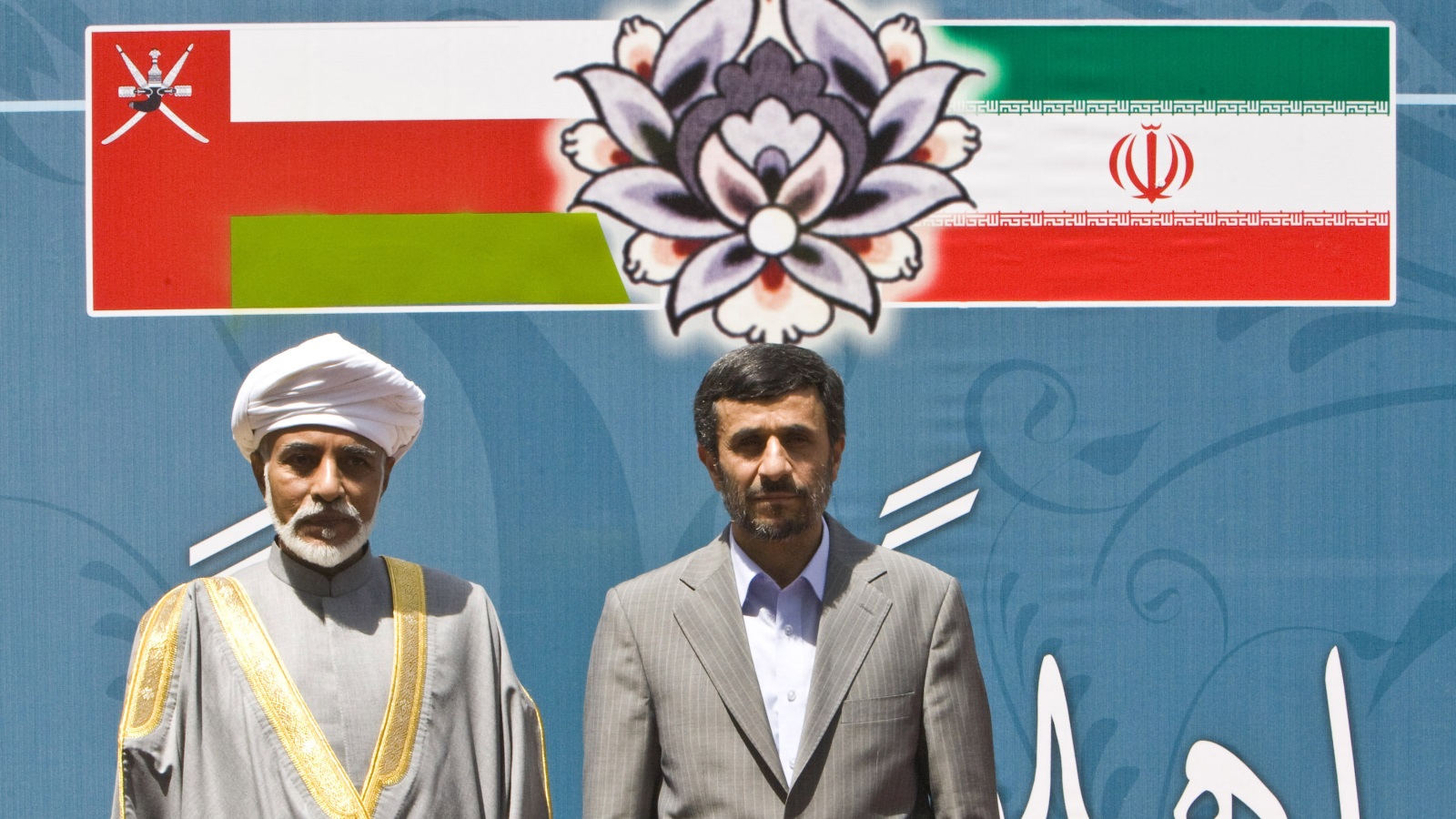 ‪الرئيس الإيراني السابق أحمدي نجاد مستقبلا السلطان قابوس في طهران‬ (رويترز-أرشيف)