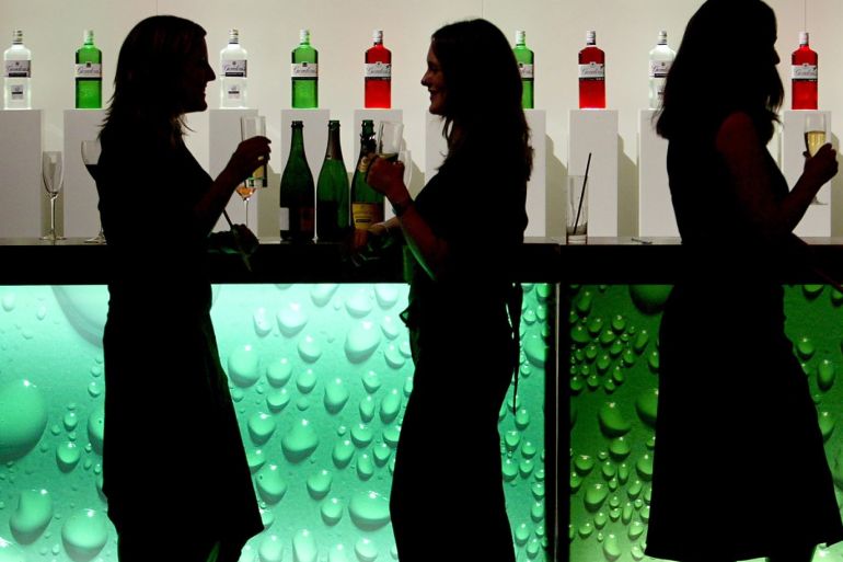 A file photograph, dated December 6, 2004, shows women silhouetted as they drink at a bar in central London. An explosion in binge drinking over the past few years has turned many town centres into dangerous arenas of drunken debauchery. BLIFE REUTERS/Toby Melville TO MATCH FEATURE LIFE-BRITAIN-BOOZING ASA/acm