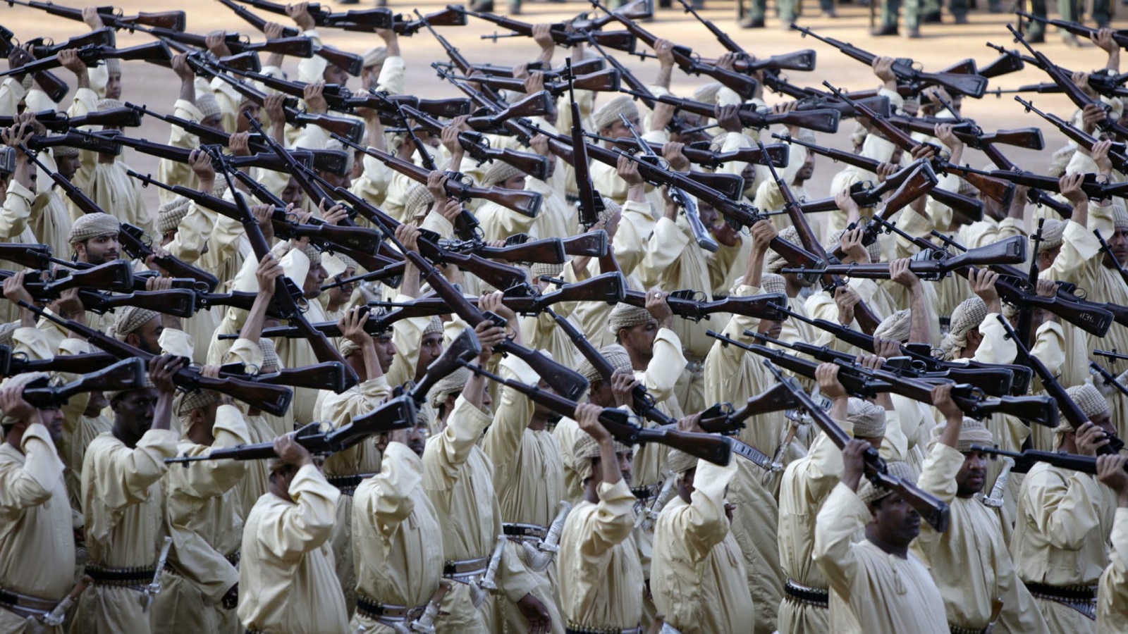 ‪جنود عمانيون خلال احتفال بالعيد الوطني.. في عهد السلطان سعيد كان الجيش مكونا من 400 عسكري هم حرسه الشخصي‬ (رويترز)