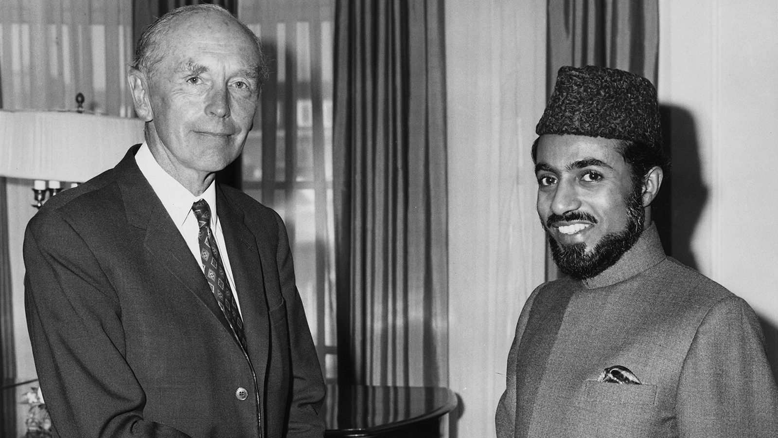 ‪وزير الخارجية البريطاني دوغلاس هيوم مستقبلا السلطان قابوس في لندن عام 1973‬ (غيتي)