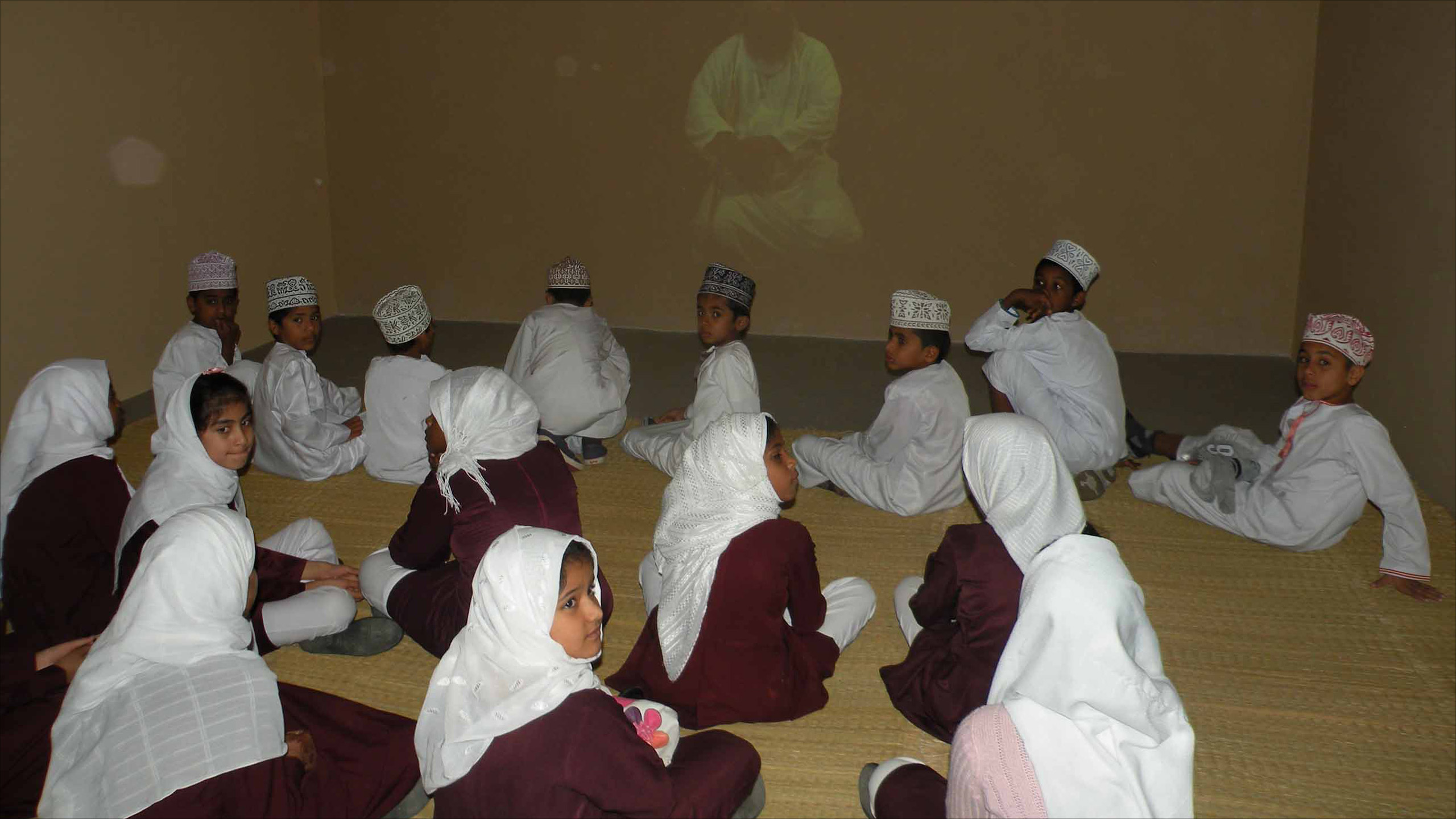 ‪أطفال عمانيون يعاينون طرق التعليم التي سادت في الماضي‬ (الجزيرة -أرشيف)
