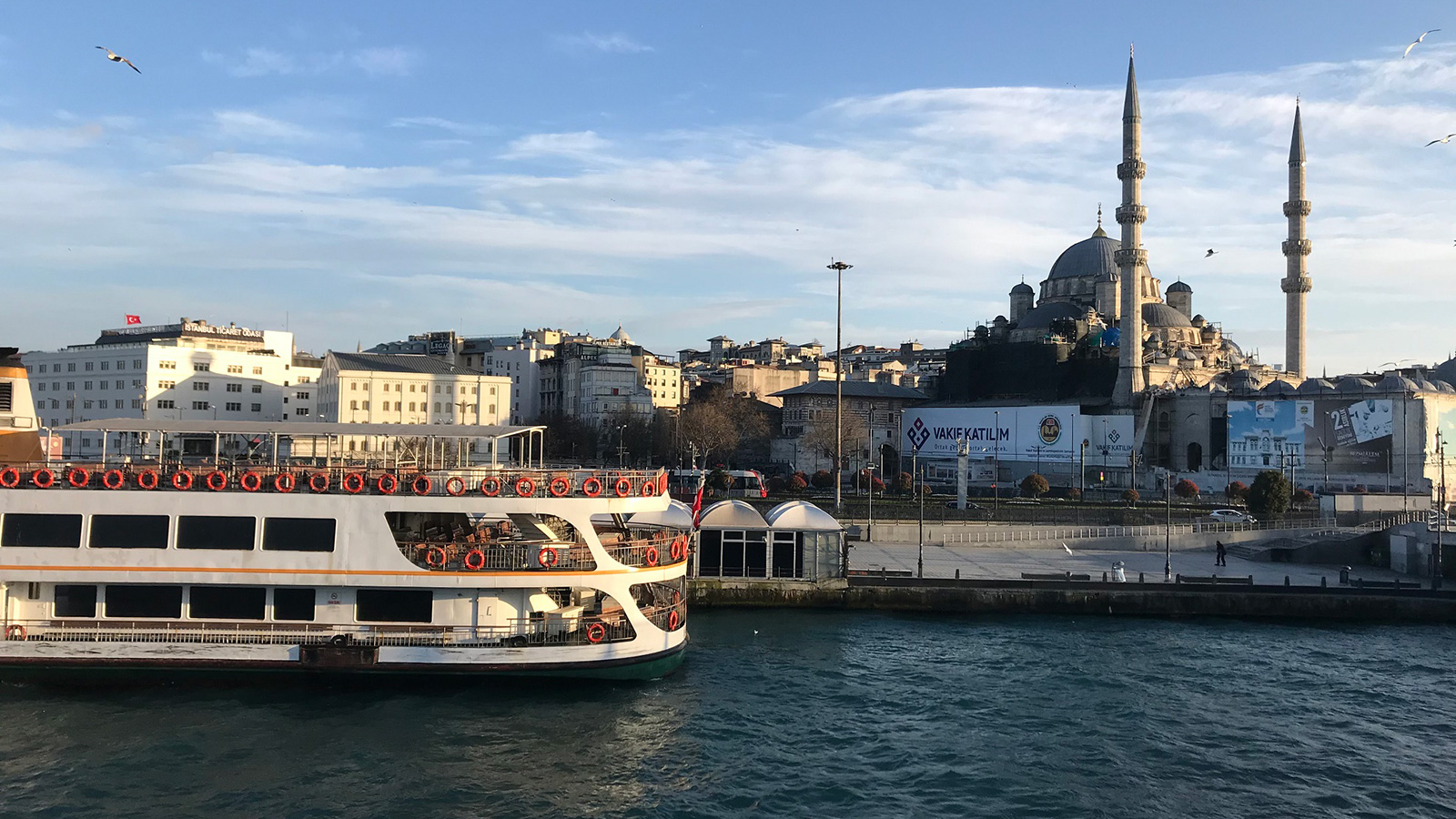 الازدحام غاب عن سفن النقل البحري في إسطنبول رغم عدم فرض منع التجول(الجزيرة)
