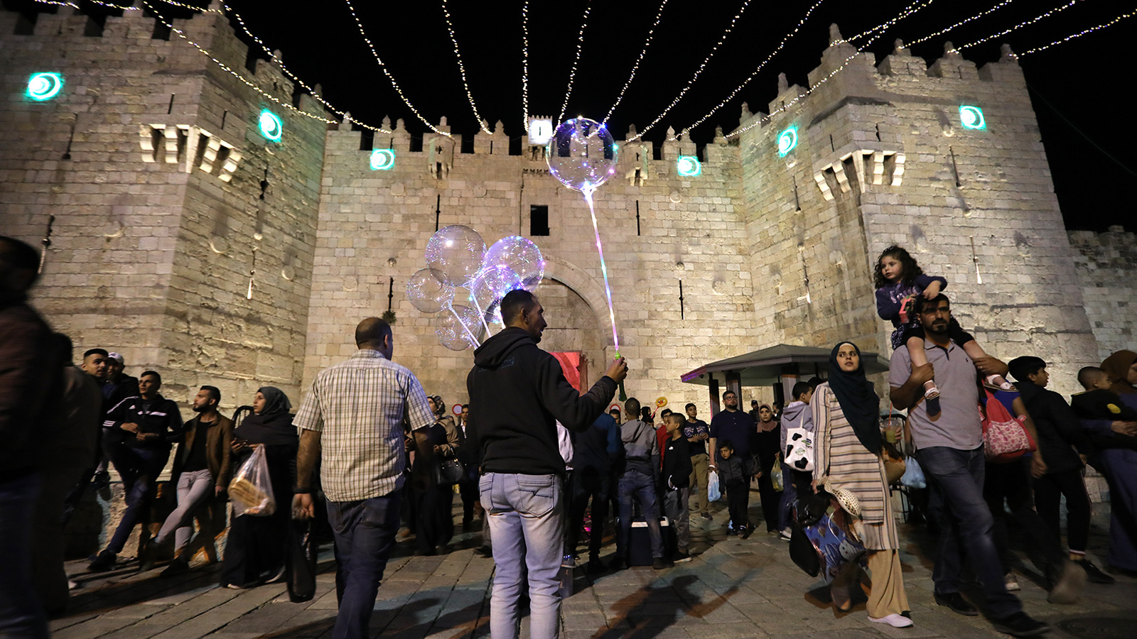 ‪باب العامود وقد احتشد الفلسطينيون أمامه في رمضان الماضي‬ (الجزيرة نت)