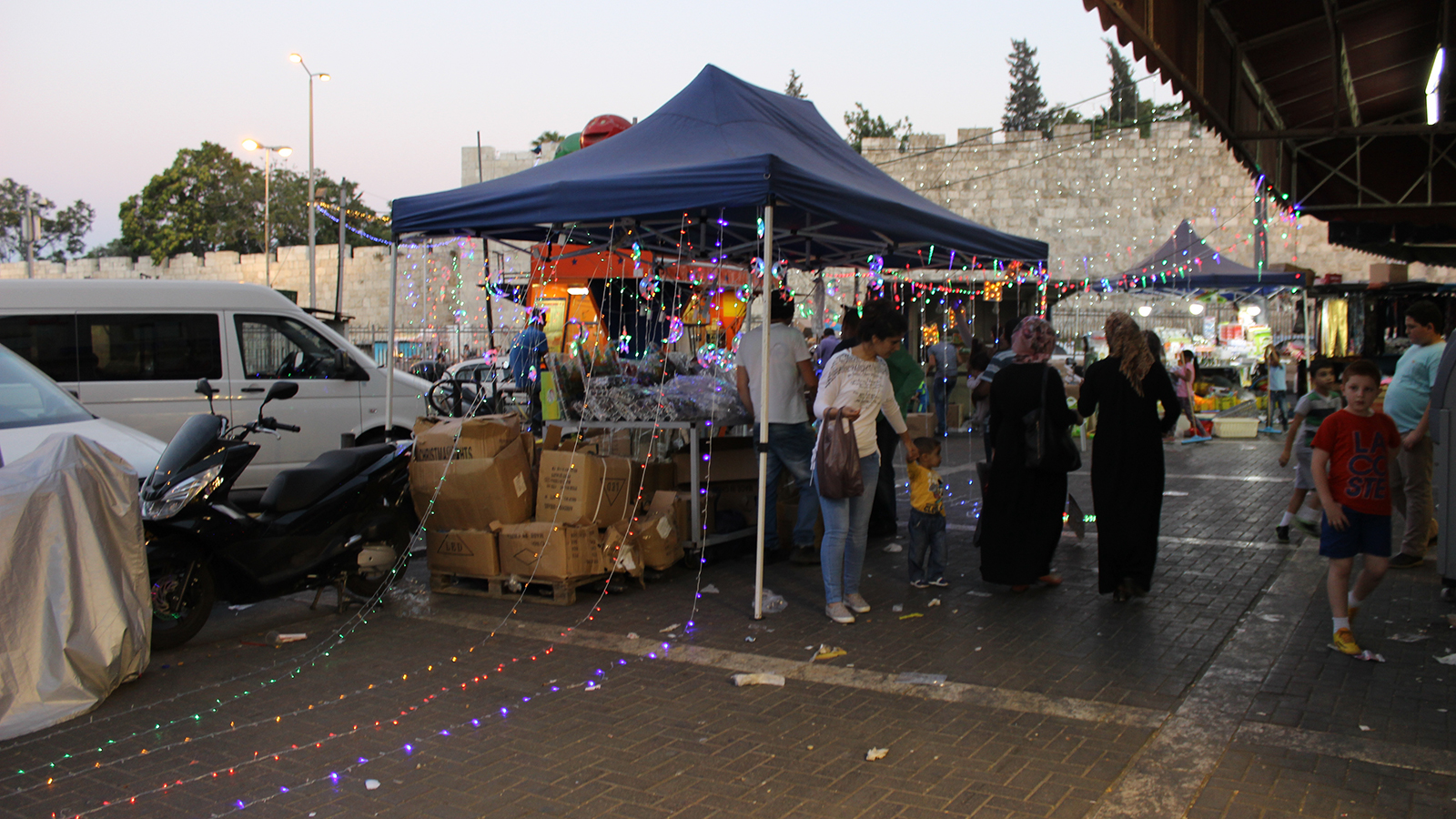 شوارع القدس تكتظ بالباعة خلال شهر رمضان سابق (الجزيرة)