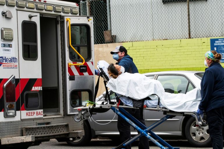 Healthcare workers wheel a person outside of the Elmhurst Hospital center as the outbreak of coronavirus disease (COVID-19) continues in the neighborhood of Queens in New York, U.S., April 5, 2020. REUTERS / Eduardo Munoz