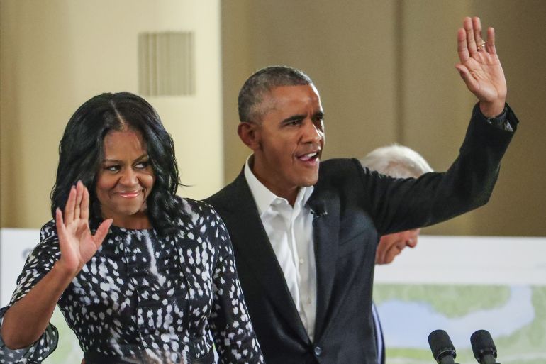epa05942434 Former US President Barack Obama (R) and former US First Lady Michelle Obama (L) wave as they arrive to participate in a roundtable discussion and community meeting on the Obama Presidential Center at the South Shore Cultural Center in Chicago, Illinois, USA, 03 May 2017. The center, when constructed in nearby Jackson Park, will house the presidential library, cultural center and the Obama Foundation. EPA/TANNEN MAURY