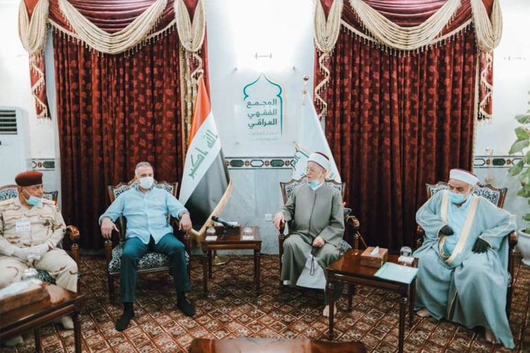 رئيس الوزراء العراقي مصطفى الكاظمي (يسار) في زيارة للمجع الفقهي في بغداد بتاريخ 4 /8