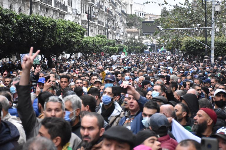 جزائريون يخرجون في ذكرى حراك 22 فبراير بنفس الشعارات ومطالب التغيير الجذري (الجزيرة)