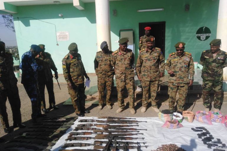 صور لضبطية أسلحة أعلن عنها الجيش السوداني وقال إنها كانت مهربة لصالح مليشيات إثيوبية ـ الجزيرة نت