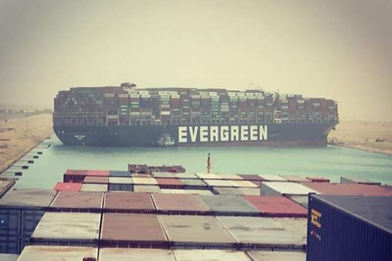 أكبر سفينة حاويات في العالم تغلق مجرى قناة السويس