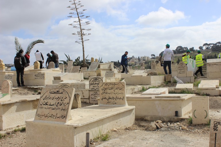 1-من أعمال معسكر القدس أولا في مقبرة اليوسفية الإسلامية اليوم(الجزيرة نت)