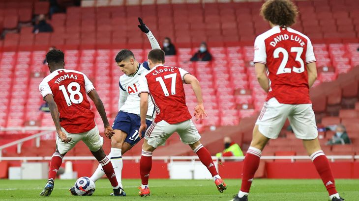 Arsenal v Tottenham Hotspur - Premier League LONDON, ENGLAND - MARCH 14: Erik Lamela of Tottenham Hotspur scores his side's first goal with a 'rabona' during the Premier League match between Arsenal and Tottenham Hotspur at Emirates Stadium on March 14, 2021 in London, England. Sporting stadiums around the UK remain under strict restrictions due to the Coronavirus Pandemic as Government social distancing laws prohibit fans inside venues resulting in games being played behind closed doors. (Photo by Julian Finney/Getty Images)