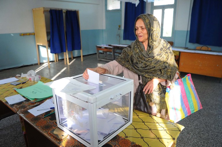 العصبية القبليّة تعوّض تراجع المال السياسي في إنتخابات برلمان الجزائر، بحسب مراقبين (الجزيرة)