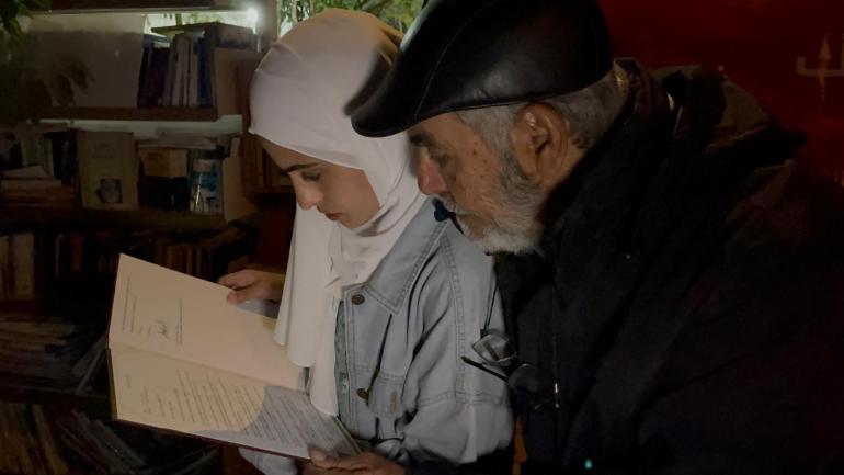 منى الكرد أثناء تقرأ مع أبيها باهتمام بالغ رسالة التضامن مجلس المنظمات الإسلامية في ماليزيا