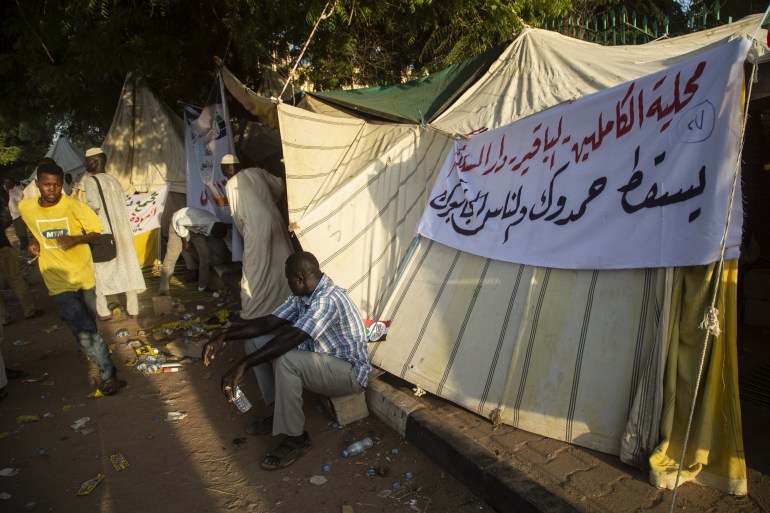 Sit-in protest continues outside Sudanese presidential palace