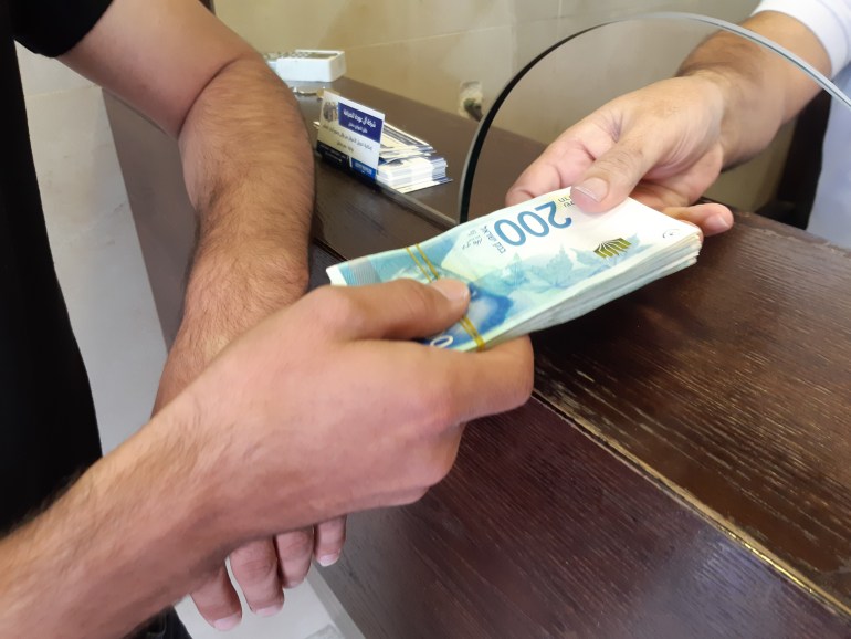 La monnaie israélienne a chuté face au dollar et à l'euro (Al Jazeera)
