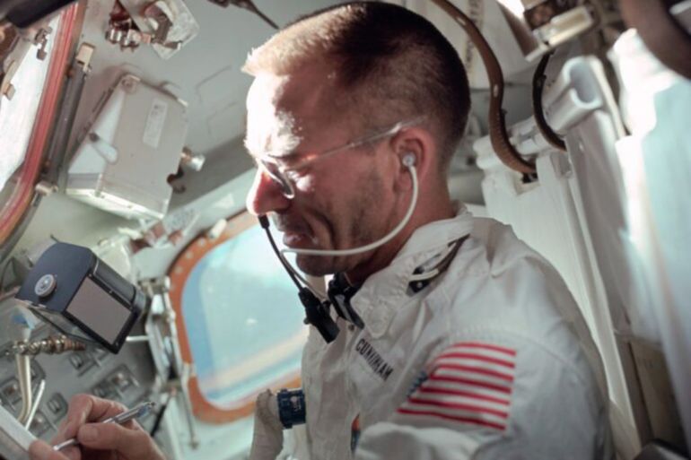 والتر كننغهام طيار المركبة القمرية أبولو 7 يقوم باستخدام قلم فيشر في الفضاء عام 1968 (ناسا)