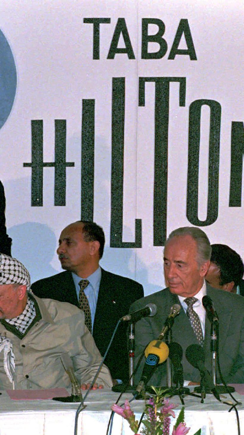 الرئيس الفلسطيني الراحل ياسر وقع الرئيس الفلسطيني الراحل ياسر عرفات اتفاف أوسلو مع رئيس الوزراء الإسرائيلي إسحق رابين في 13 سبتمبر/أيلول 1993