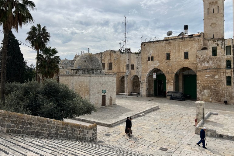Jérusalem - Installation d'une tour de communication et de surveillance au-dessus du portique ouest de la mosquée Al-Aqsa.
