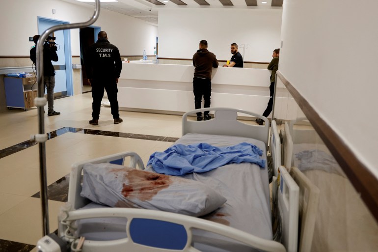 MATÉRIAU SENSIBLE. CETTE IMAGE PEUT OFFENSER OU DÉRANGER Un oreiller ensanglanté repose sur un lit sur le site où trois Palestiniens ont été tués lors d'une attaque israélienne, dans un hôpital de Jénine, en Cisjordanie occupée, le 30 janvier 2024. REUTERS/Raneen Sawafta