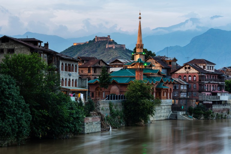 Construction de Srinagar sur la rivière, Cachemire, Inde