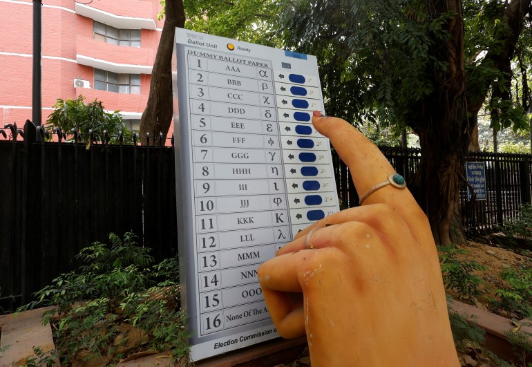 Machine à voter électronique exposée à l'extérieur du bureau de la Commission électorale indienne à New Delhi avant les élections à venir