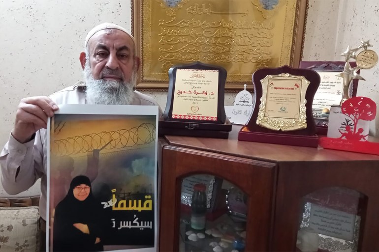 Abdellatif Abu Safaqah, le mari de Zahra Khadrj, tenant sa photo - Cisjordanie - Qalqilya - Maison de la famille de la prisonnière Zahra Khadrj - Image de Al Jazeera