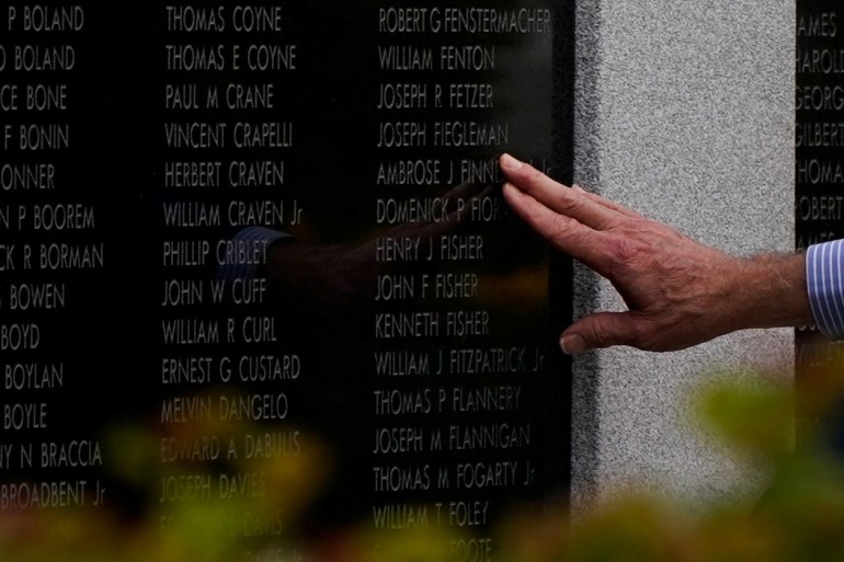 Photo commémorative de noms de soldats disparus, sur laquelle Biden pointe du doigt le nom de son oncle Ambrose Finnegan (Crédit photo : Reuters)
