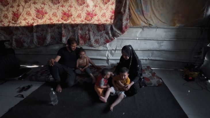 سكان غزة يعودون لبناء الخيام على أنقاض منازلهم