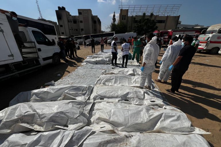صورة أرشيفية لدفن 41 جثمانا لأشخاص لم يتم التعرف على هوياتهم في مقبرة الشهداء وسط قطاع غزة
