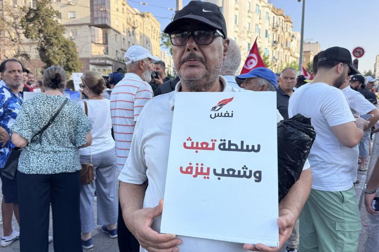 متظاهرون يرفعون شعارات تندد بأداء السلطة في ادارة الشأن العام