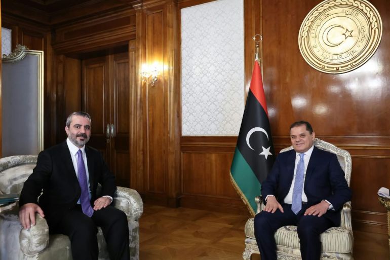 وقعت سوريا وليبيا، الأحد، اتفاقية في مجال التعاون الثنائي بين البلدين، وذلك خلال زيارة وزير الخارجية السوري أسعد الشيباني إلى طرابلس. وذكرت وكالة الأنباء السورية "سانا" أن وزير الخارجية والمغتربين أسعد الشيباني وقع اتفاقية في مجال التعاون الثنائي بين سوريا وليبيا. وأوضحت أن الاتفاقية تهدف إلى تفعيل الاتفاقية المبرمة سابقا بشأن اللجنة العليا المشتركة، وتعديلها بما ينسجم مع التطورات السياسية الحاصلة في كلا البلدين. ووقع عن الجانب الليبي المكلف بتسيير أعمال وزارة الخارجية والتعاون الدولي الطاهر الباعور، بحضور رئيس حكومة الوحدة الوطنية عبد الحميد الدبيبة، وفق "سانا". كما عقد الشيباني اجتماعا مع الدبيبة، بحثا خلاله سبل تطوير العلاقات بين البلدين، وفق بيان المكتب الإعلامي لحكومة الوحدة الليبية. ( Libya Ulusal Birlik Hükümeti - وكالة الأناضول )