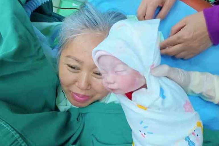 في الستين وأنجبت طفلها الثاني خلال عامين المصدر Douyin @Dr. Feng of Songyuan Fuhua Obstetrics and Gynecology Hospital