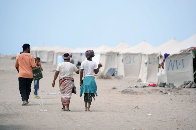 Displaced residents move between the tents at Al-Firdous camp during the morning المصدر WHO Yemen