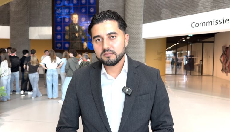 قال النائب عن حزب "دينك" الهولندي دوغوكان أرغين إن فرص الحصول على عمل في هولندا تنخفض بنسبة 60 بالمئة لدى أصحاب الأسماء العائلية التركية أو العربية، مؤكدا أن التمييز يرتبط بالاسم لا بالخبرة أو التعليم. وفي حديث للأناضول، أوضح أرغين أن شكاوى المسلمين وذوي الأصول الأجنبية من التمييز، التي يطرحونها منذ سنوات، باتت تؤكدها تقارير رسمية. ( Selman Aksünger - وكالة الأناضول )
