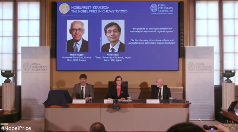أثناء اعلان جائزة نوبل في الكيمياء 2026 (منصة جائزة نوبل)